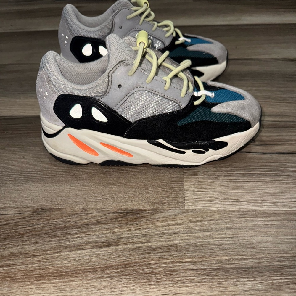 Yeezy Boost 700 V1 Wave Runner Kids 
Size 13.5